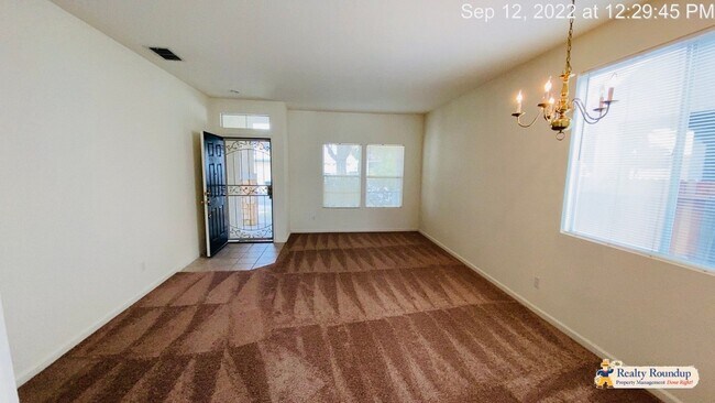 Foto del edificio - Centrally Located Right Off of the 99 FWY