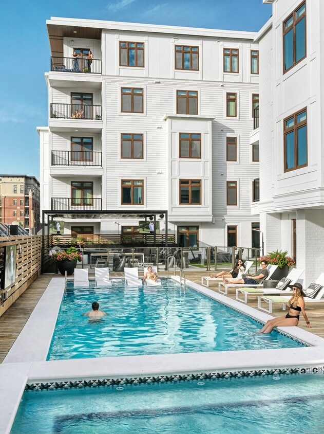 Pool & Sun Deck - Marlowe