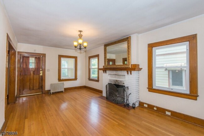 Building Photo - 88 Elm St
