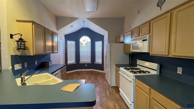 Building Photo - 18715 Spinney Ln