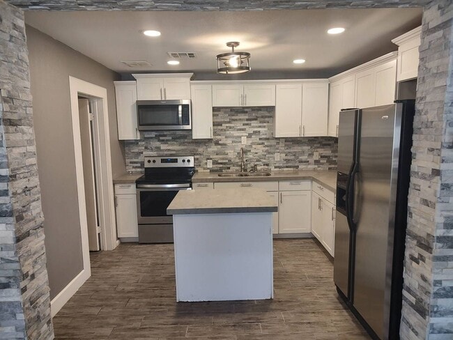 Building Photo - 2 Bedroom - 2 Bath - 1034 Sq. Ft. Duplex