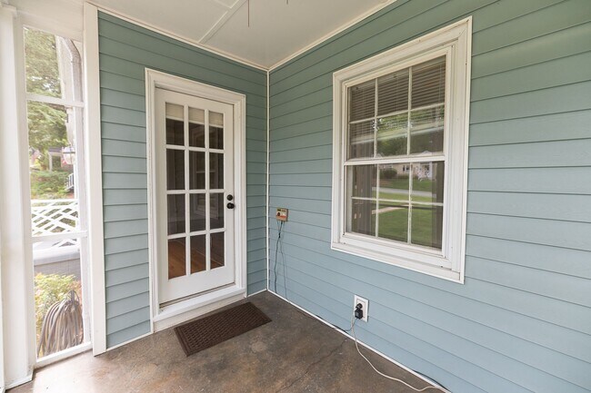 Foto del edificio - Lovely, Updated 3-Bedroom, 1-Bath Home in Greensboro w/ Fenced Yard