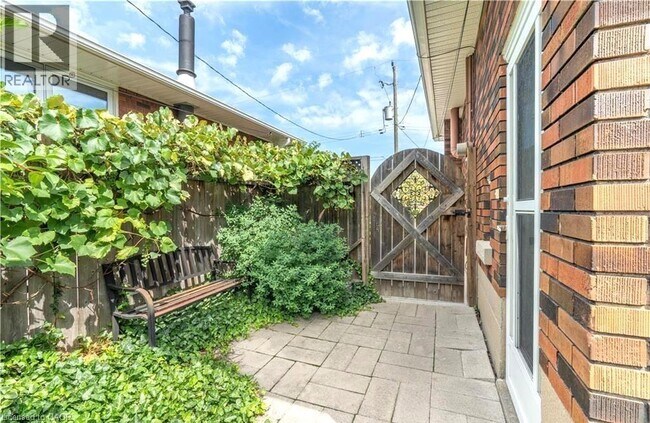 Photo du bâtiment - 230 Helena Ave