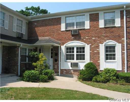 Primary Photo - 192 Doxbury Ln