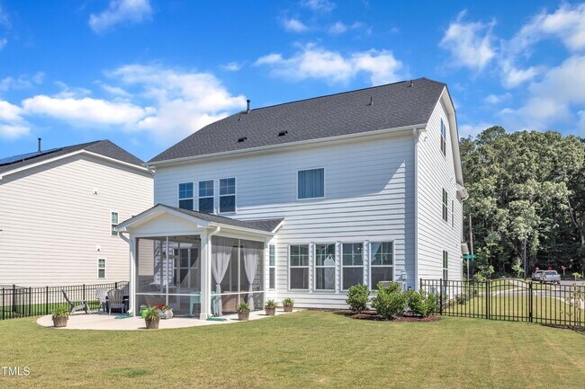 Foto del edificio - 1526 Cloverfield Ct