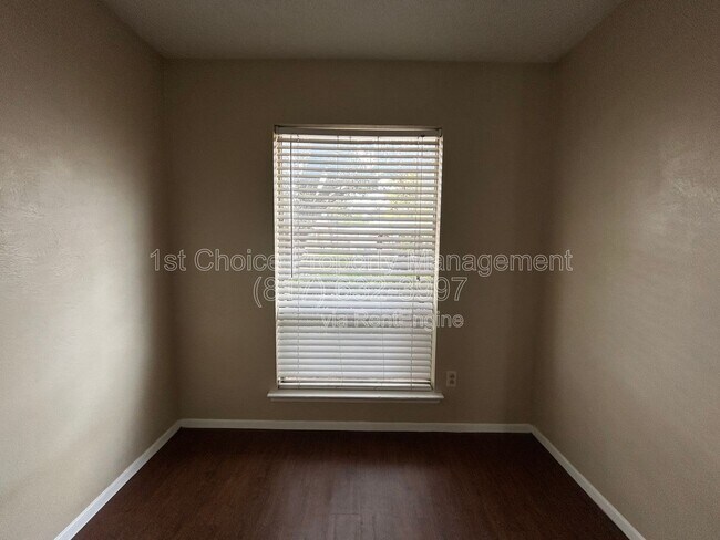 Foto del edificio - 2212 Viewtop Ln