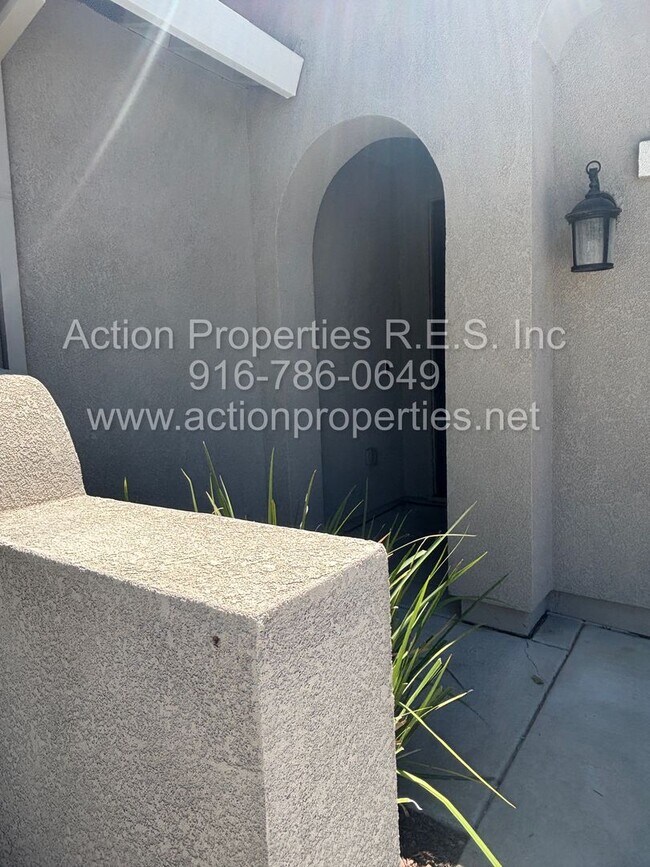 Foto del edificio - Solar - Whitney Ranch The Ridge: Beautiful Single Story, Immaculate 3Bed 2 Bathroom,  Access to R...