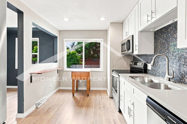 Foto del edificio - Charming Home with Central AC and Fenced Yard