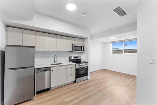 Photo du bâtiment - 1.0 bedroom in Edmonton Alberta T5G 2T1