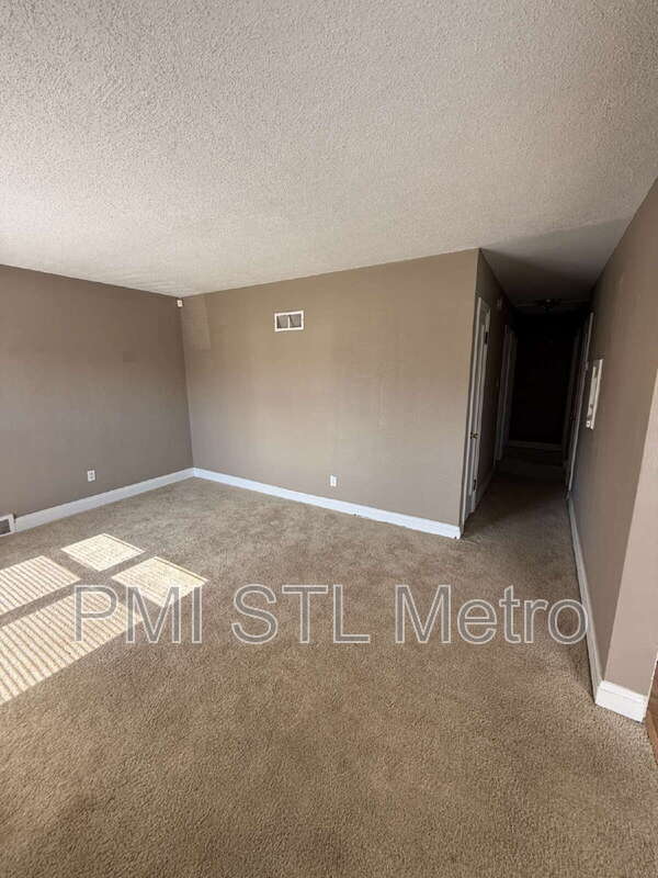 Building Photo - 6737 Kenwood Dr