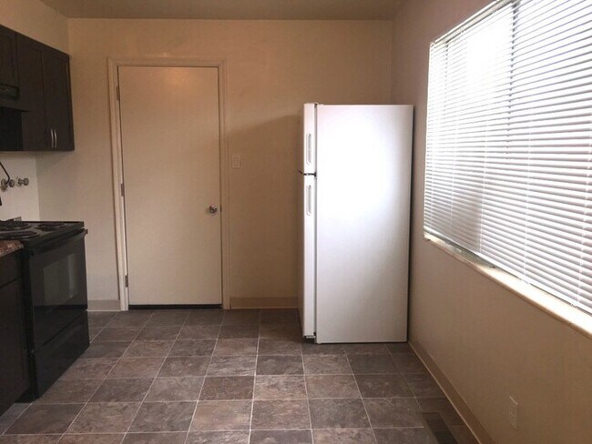 Foto del edificio - Reno Duplex - 1 Small Pet Friendly, Garage...