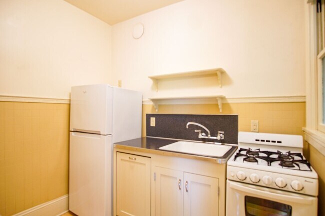 Building Photo - Vintage Studio w/Hardwoods & Large Sunny Windows