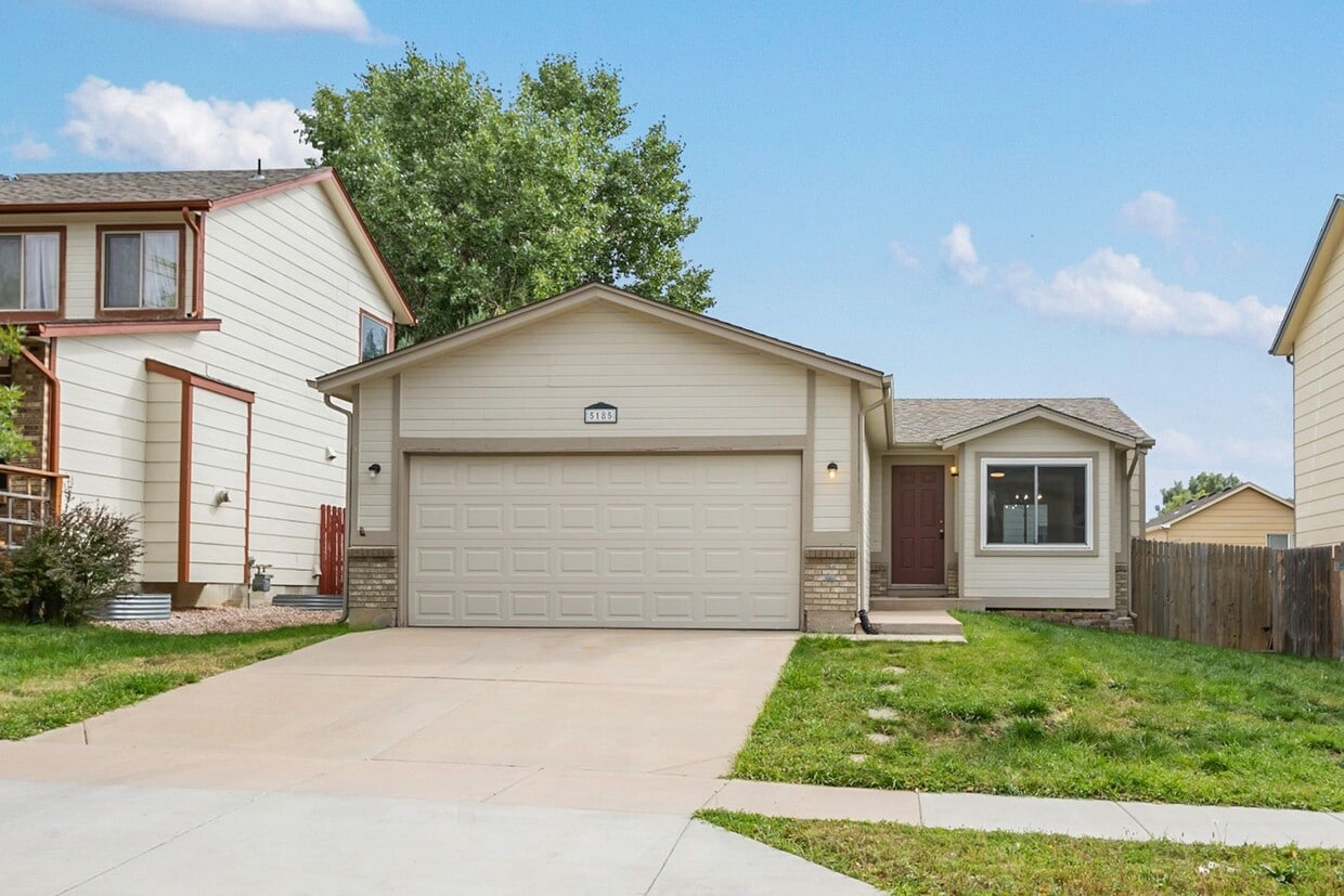 Primary Photo - 4 Bedroom Ranch Style Home in Sundown with NEW PAINT!