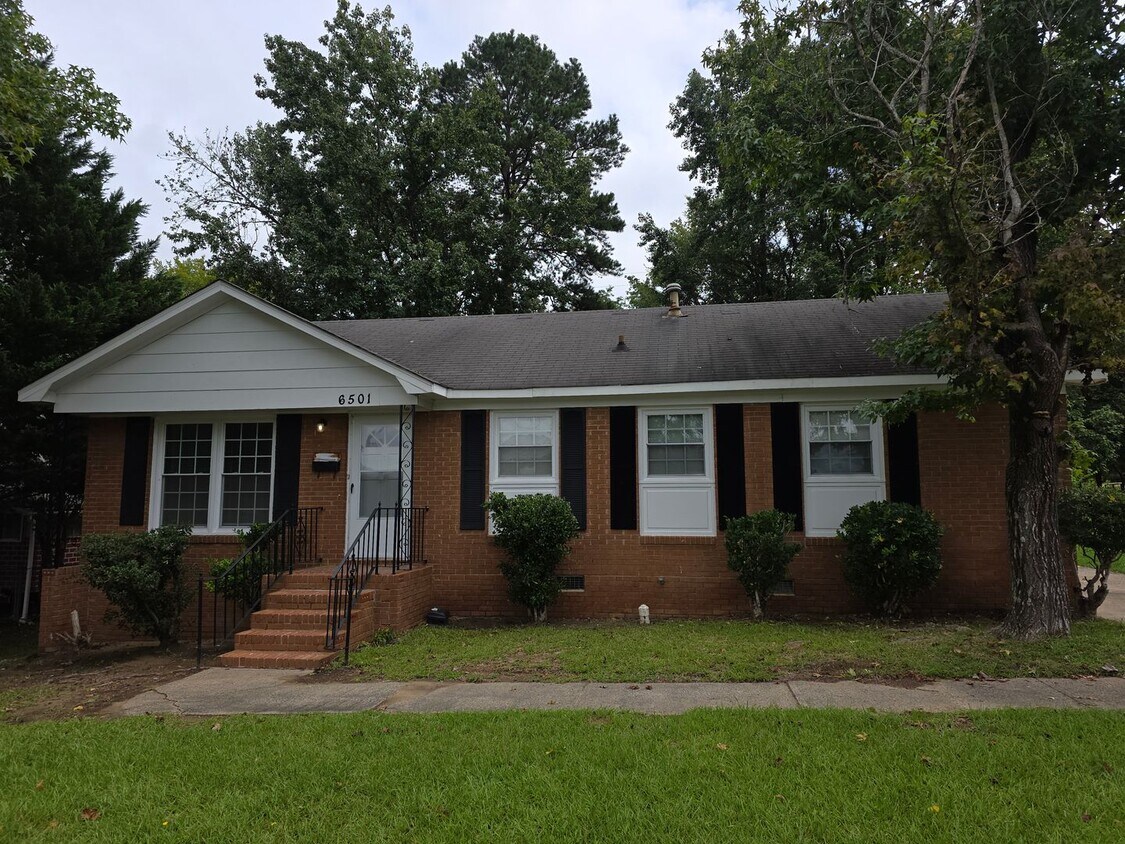 Foto principal - 6501 Barrington Dr