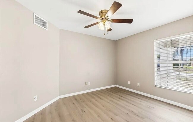 Building Photo - 9792 Deerfoot Dr