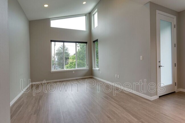 Foto del edificio - 3563 N Gantenbein Ave