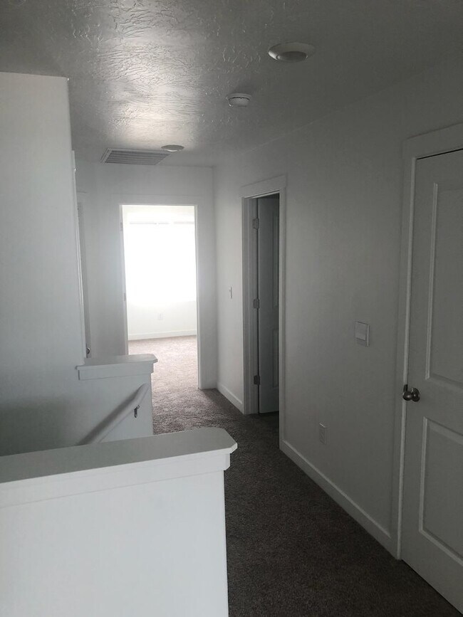 Foto del edificio - Comfortable and Spacious 4-Bedroom Townhome in Cedar City!