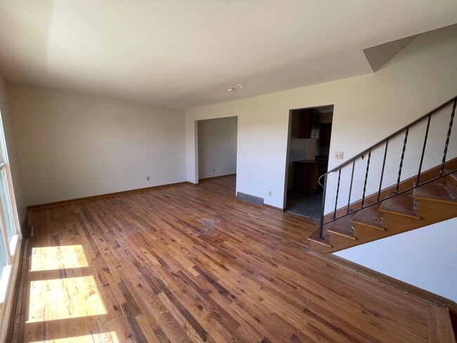Building Photo - 2032 Northcliff Dr