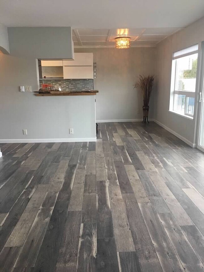Vista del comedor y la barra de desayuno de madera natural. - 924 Shorewood Dr