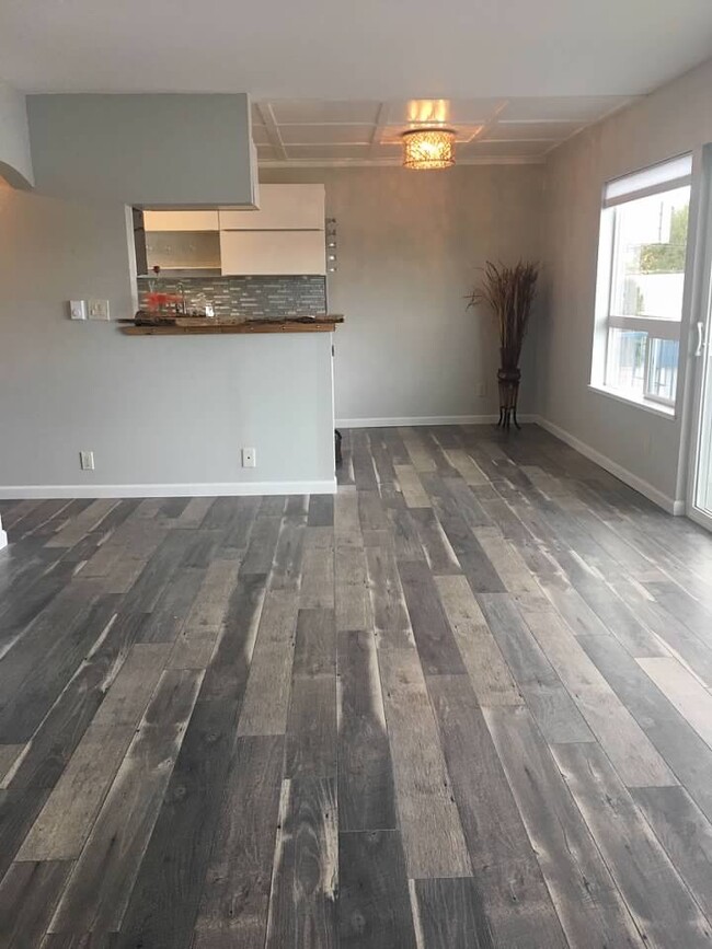 View if dining area and Live edge breakfast counter - 924 Shorewood Dr