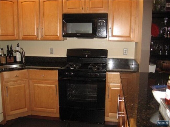 Building Photo - 585 Lilac Ln