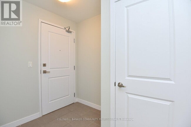 Building Photo - 35 Southshore Cres