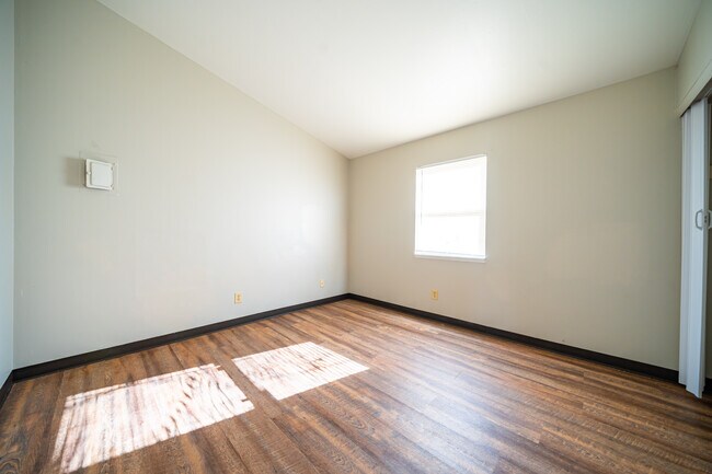 Building Photo - 515 Julien Cir