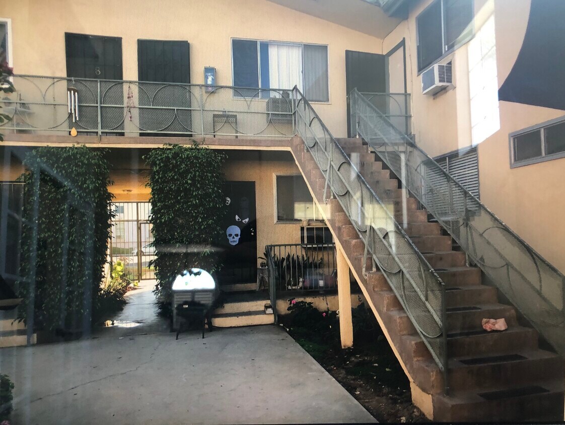 Primary Photo - 5051 Woodman Ave