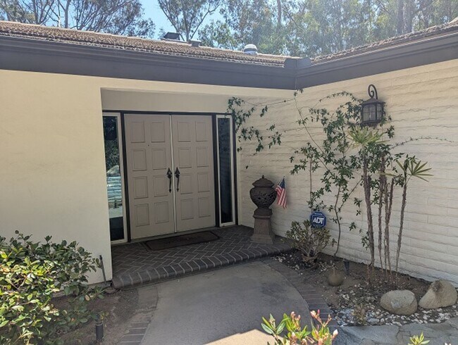 Foto del edificio - 3 Bed - 2 Bath House with Solar & Mountain...