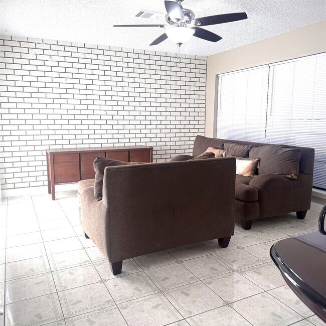 Foto del edificio - 2457 Briarwest Blvd