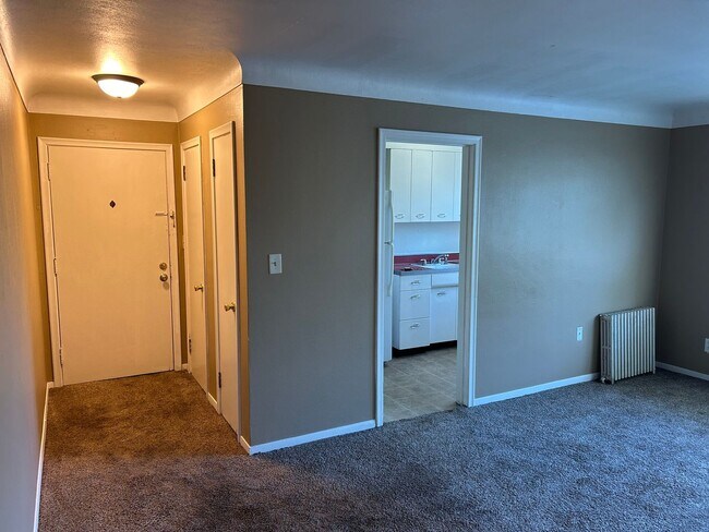 Foto del edificio - Upper level 1 Bedroom in W St Paul!! Move ...