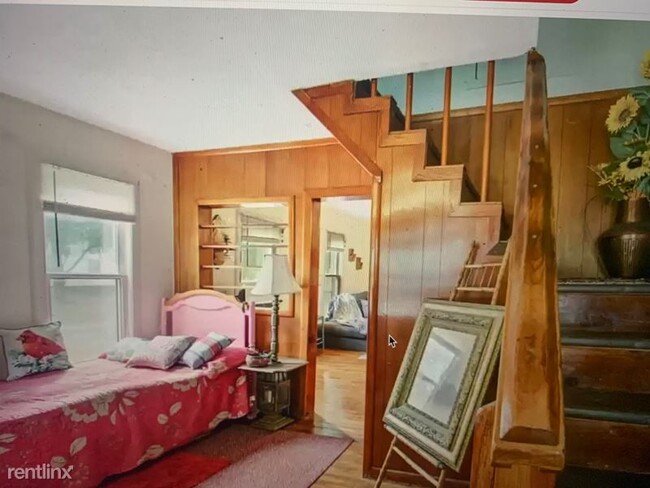 Building Photo - 3 br, 1 bath House - 2022 remco 302 e 6th