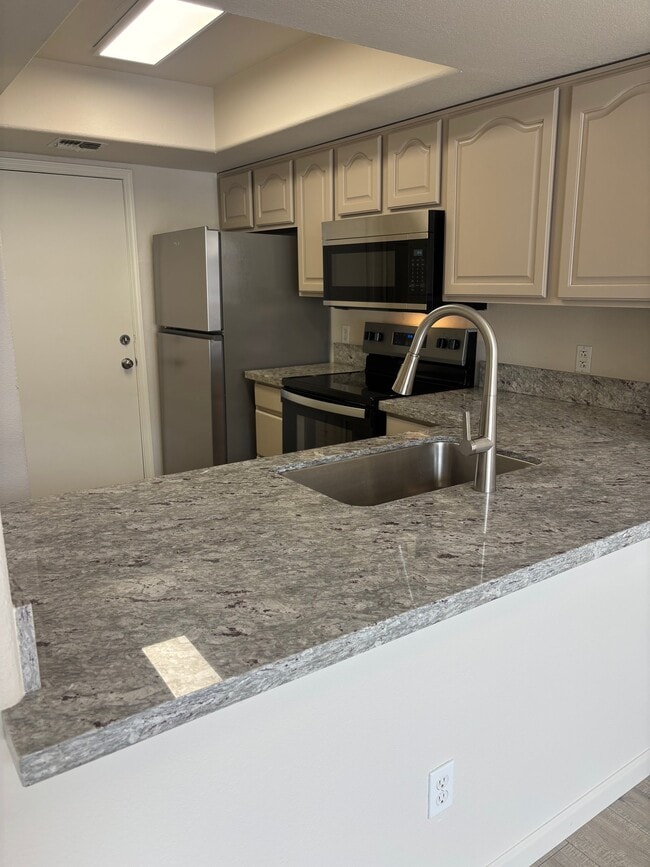 Building Photo - 5624 E Kelton Ln