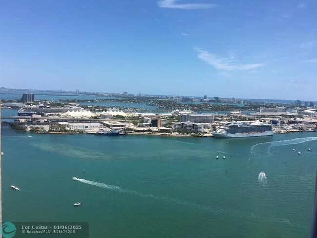 Foto del edificio - 335 S Biscayne Blvd