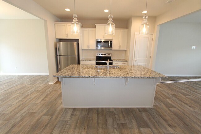 Building Photo - Don't miss out! BEAUTIFUL 3 Bedroom 2.5BTH...
