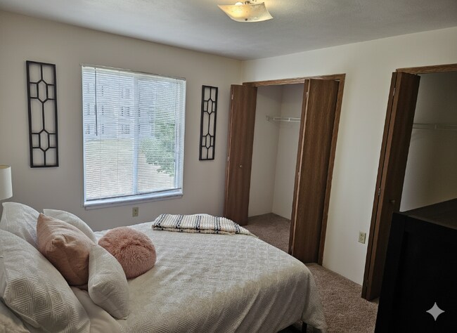 Foto del edificio - 100 Raleigh Ct