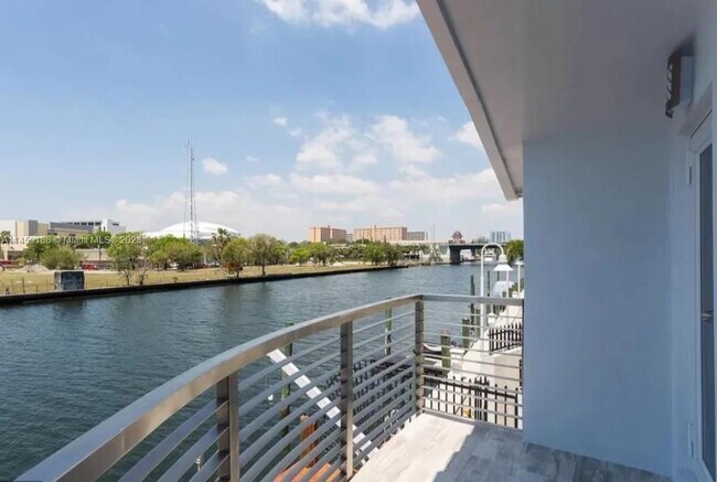 Foto del edificio - 1044 NW N River Dr