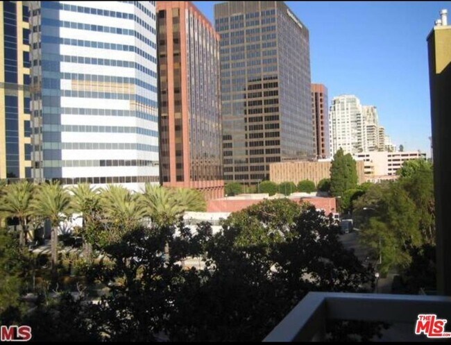 Foto del edificio - 10960 Ashton Ave