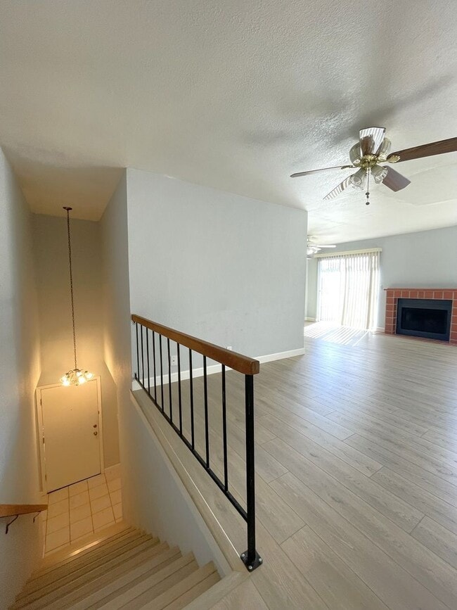 Foto del edificio - Absolutely Gorgeous 2 Bedroom 1 Bath Condo in Desirable Area of Fremont