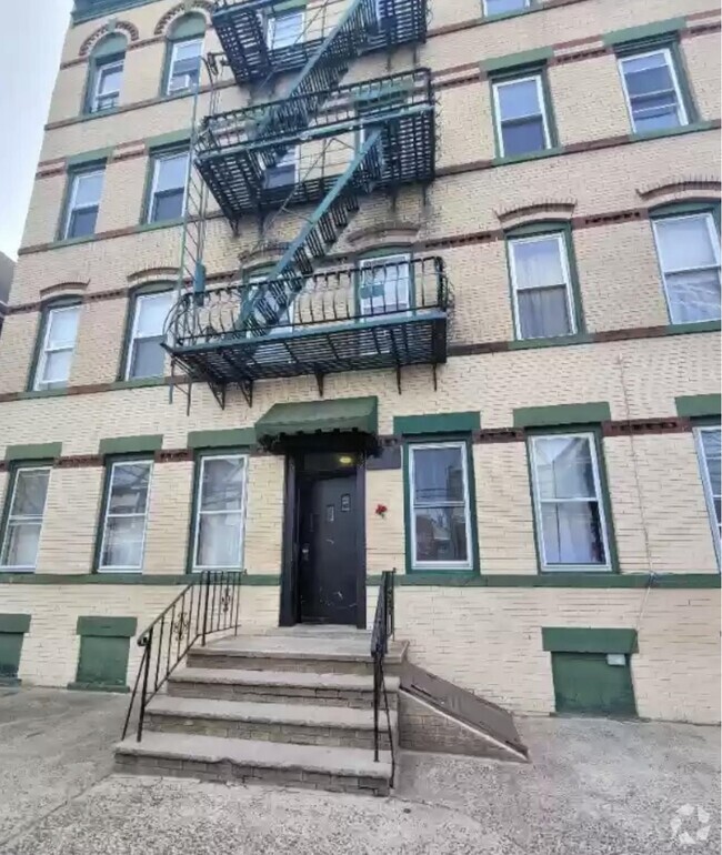 Building Photo - 80 W 18th St