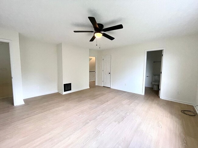 Building Photo - Beautifully updated, multi-level condo in ...