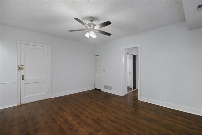 Foto del edificio - 3727 N Pine Grove Ave