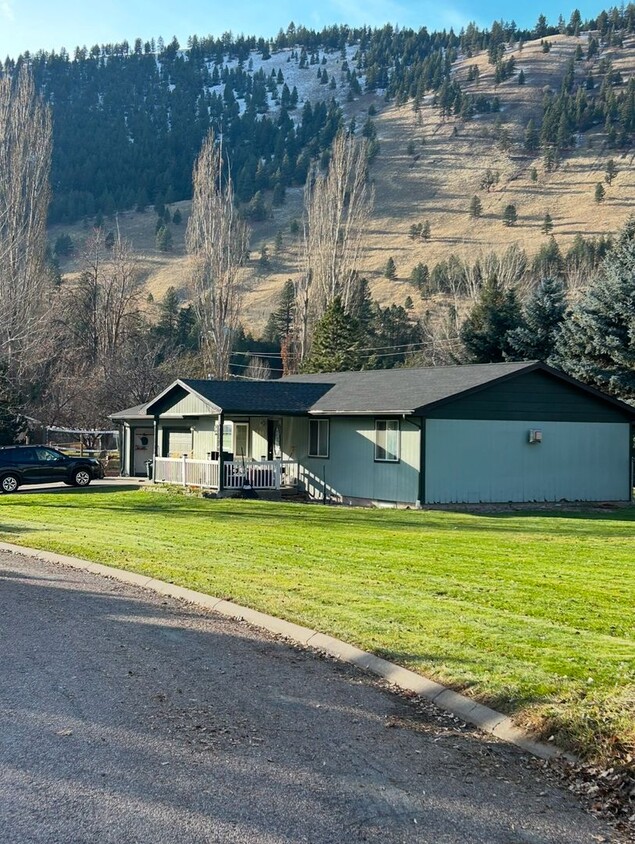 Foto principal - 4 Bed - 3 Bath - East Missoula