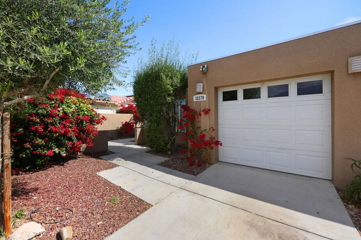 Primary Photo - 5 Bedroom, 3 bath Home in Cathedral City w...