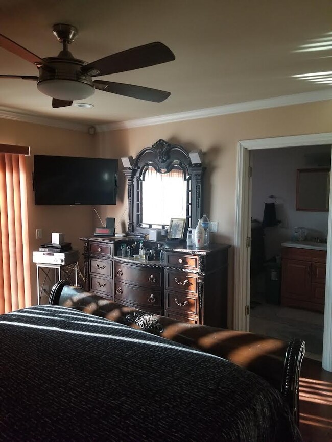 Habitación principal - 6302 S Rimpau Blvd