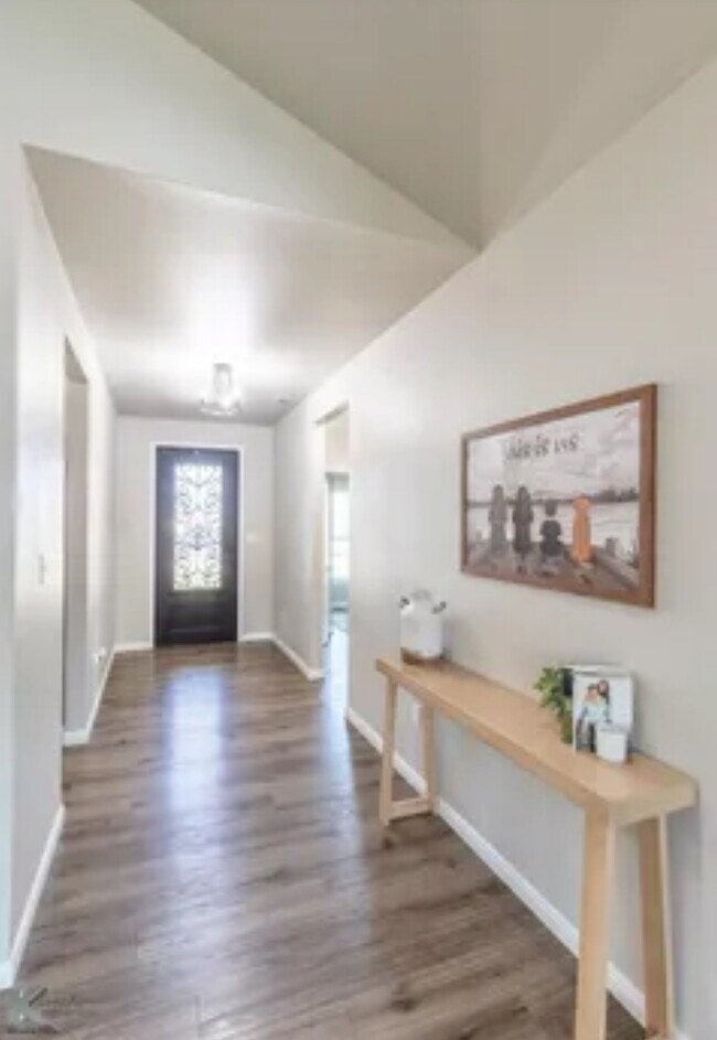 Foto del edificio - 7449 Sleepy Hollow Ln