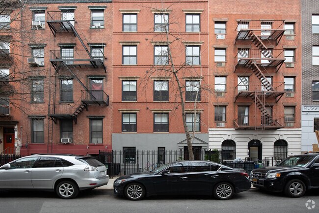 Building Photo - 272 E 10th St
