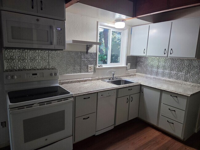 Foto del edificio - Charming 3-Bed, 2-Bath Home in Peaceful Tw...