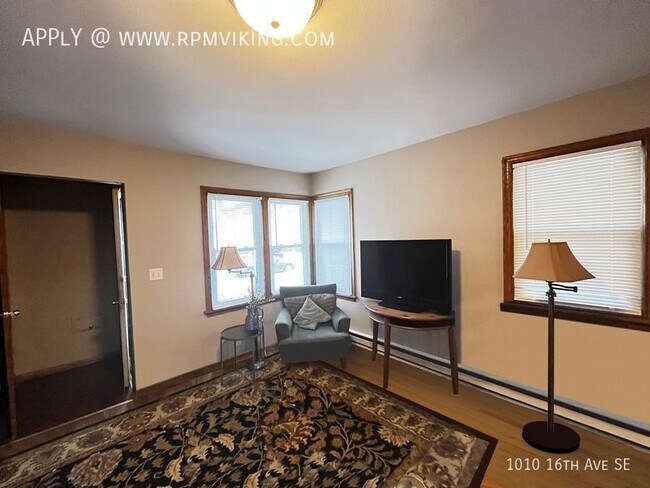 Building Photo - 3 Bed 2 Bath Duplex Ready Fall 2024 - Depo...