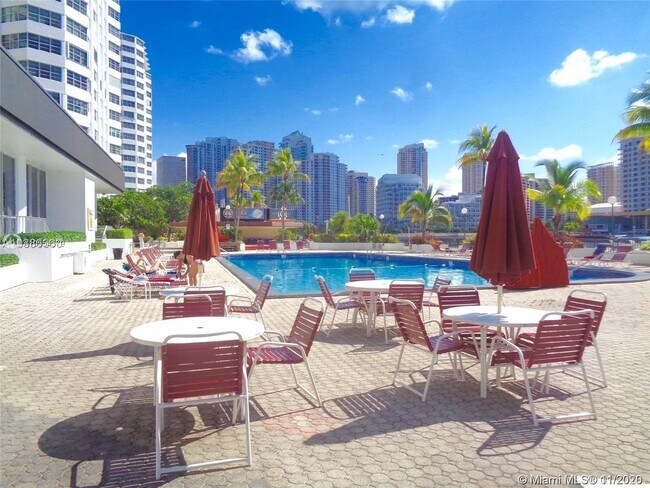Building Photo - 999 Brickell Bay Dr